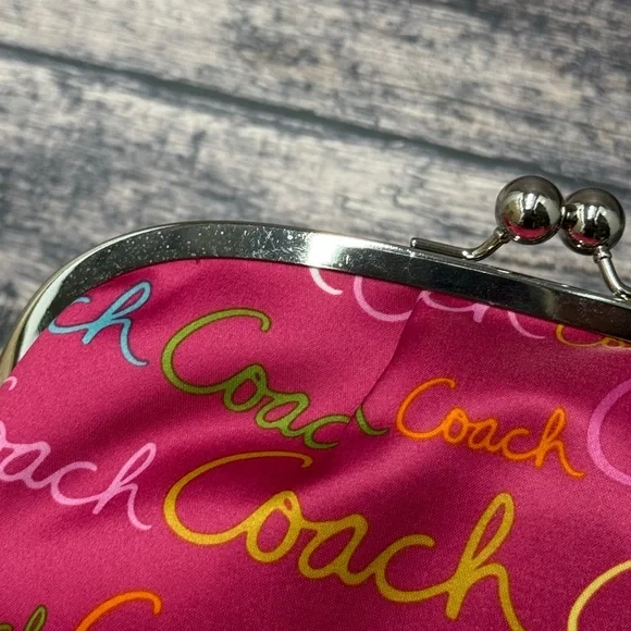 COACH Chelsea Script Framed Large Wristlet 43517 - Picture 3 of 13